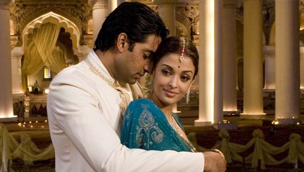Still of Abhishek Bachchan and Aishwariya Rai in the 2007 film Guru.